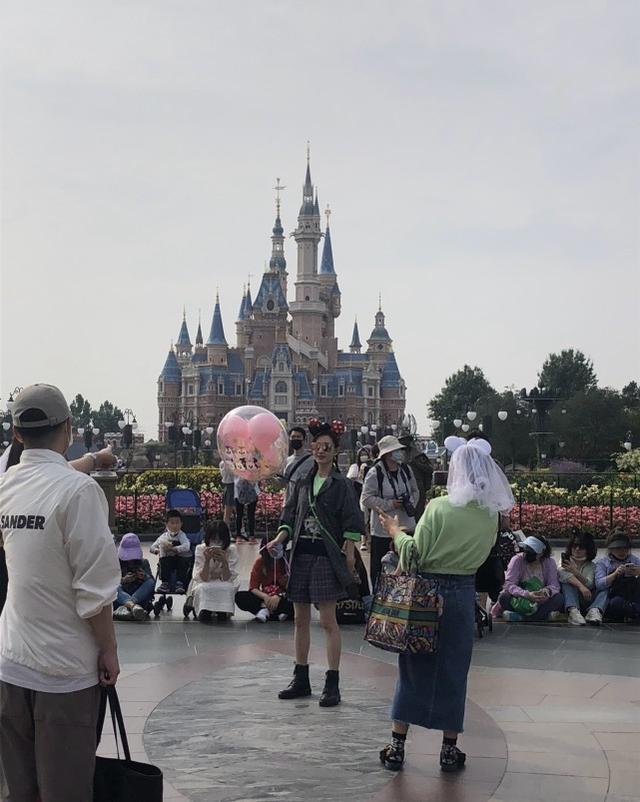 王麗坤迪士尼遊玩被拍，身材纖細皮膚白皙，40歲依舊少女感十足 娛樂八卦吃瓜 第3张
