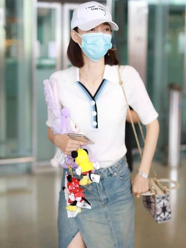 王麗坤穿著簡約大方，白色T恤搭配藍色闊腿褲，私服穿搭太顯氣質 娛樂八卦吃瓜 第3张
