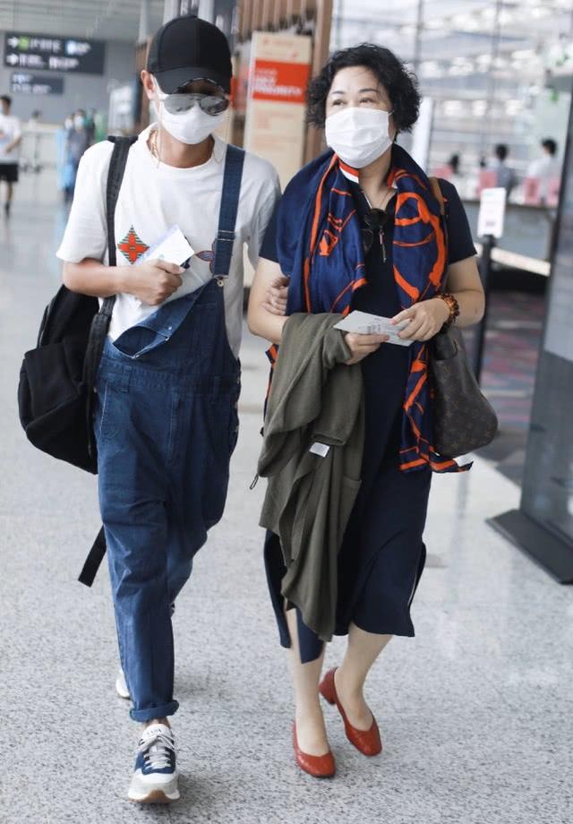 文章和媽媽合體走機場，離婚後文章越活越年輕，穿背帶褲像少年 娛樂八卦吃瓜 第3张