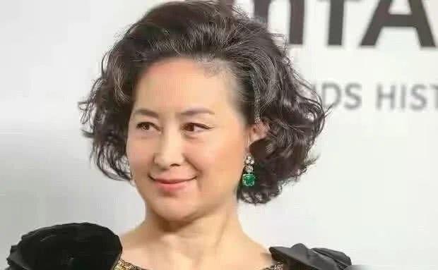 賭王接班人何超瓊氣質太好，穿「富婆裙」戴王冠，珠光寶氣顯氣場 娛樂八卦吃瓜 第4张