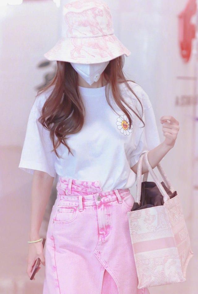 Angelababy現身機場，穿白色T恤配少女粉半裙，太像草莓味女孩 娛樂八卦吃瓜 第2张