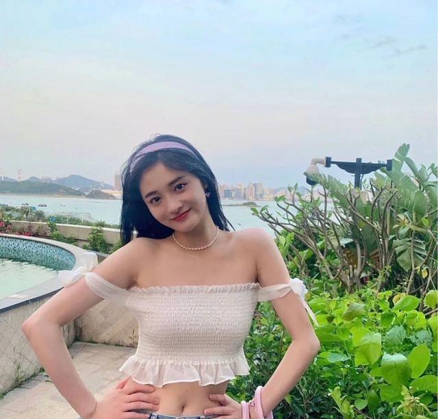 周潔瓊不愧是「小仙女」！白色抹胸配牛仔褲大秀蜂腰，溫婉又甜美 娛樂八卦吃瓜 第1张
