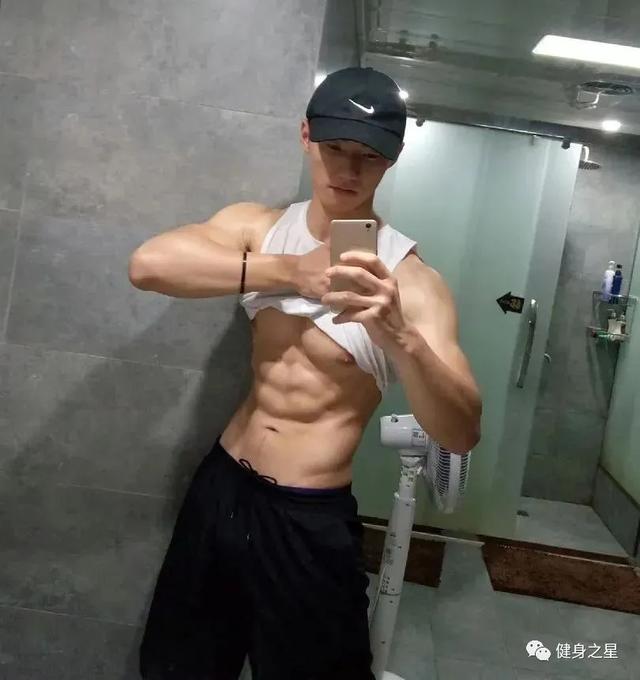 190斤肌肉男，身材媲美男模，網友：這身材我服了 健身減肥達人 第7张