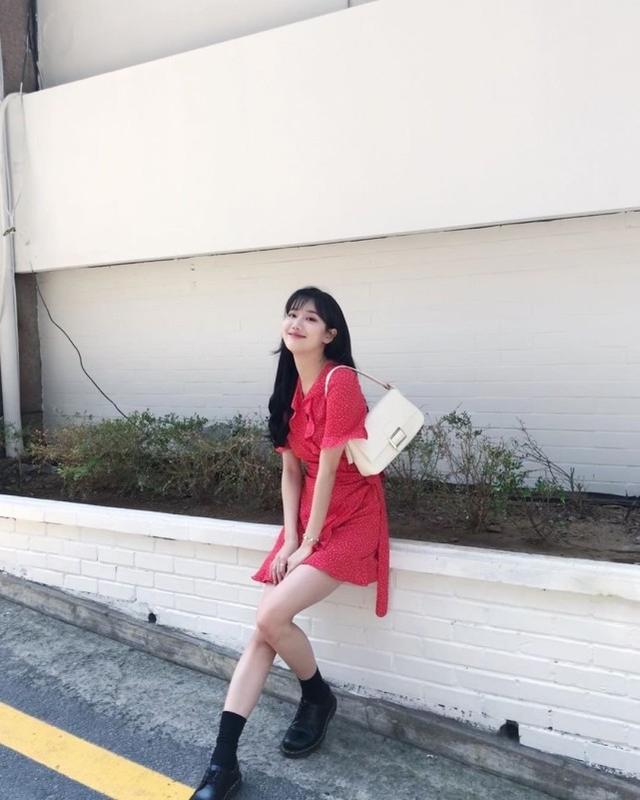李娜恩夏日穿搭太少女！粉紅衣裙甜美減齡，不愧是韓國當紅小花旦 娛樂八卦吃瓜 第2张