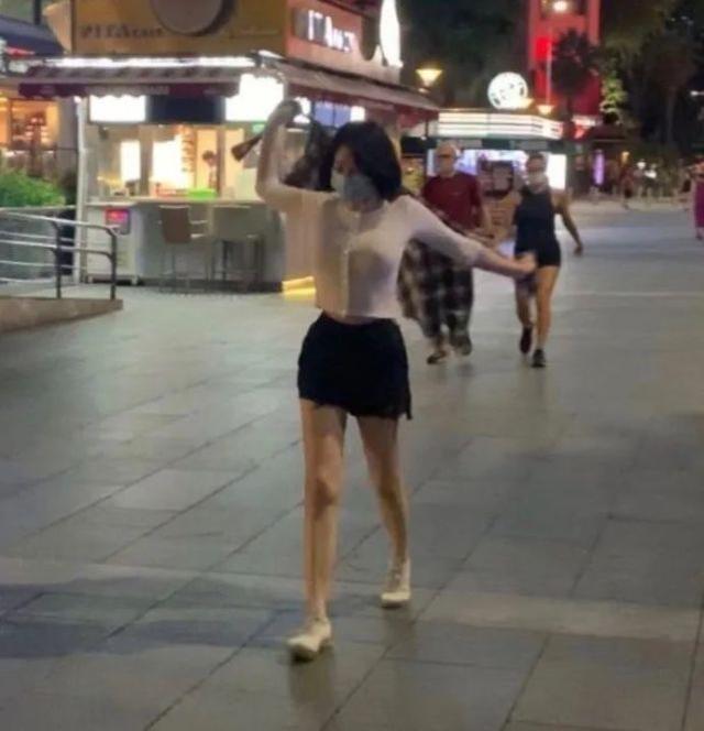 51歲許晴身材逆天？穿緊身針織衫配短褲秀凹凸感，不比少女身材差 娛樂八卦吃瓜 第1张