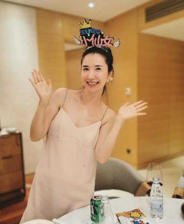 阿里總裁原配董花花曬照！穿白襯衫搭珍珠耳環，氣質優雅更顯大氣 娛樂八卦吃瓜 第5张