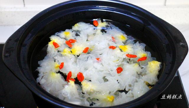 冷天，咳嗽嗓子不舒服，教你做冰糖梨、銀耳羹，清肺潤嗓 熱愛美食 第10张