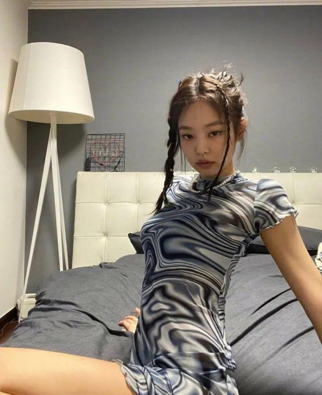 jennie自拍太養眼！親身示範「富家女穿搭風」，時髦中又不失貴氣 娛樂八卦吃瓜 第1张