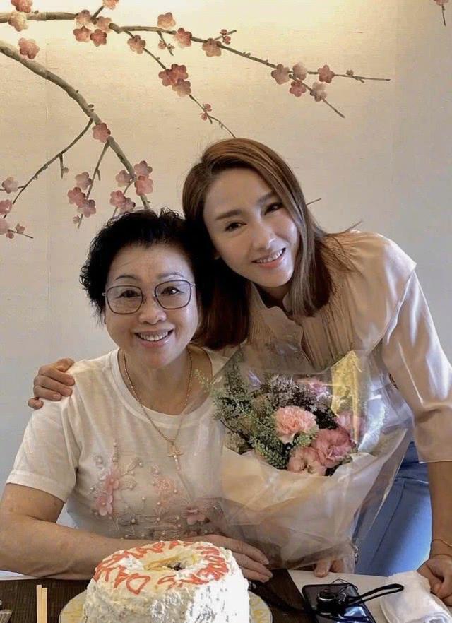 黎姿兒童節曬仨女兒近照，女兒們各個調皮，六一活動變爬樹比賽 娛樂八卦吃瓜 第8张
