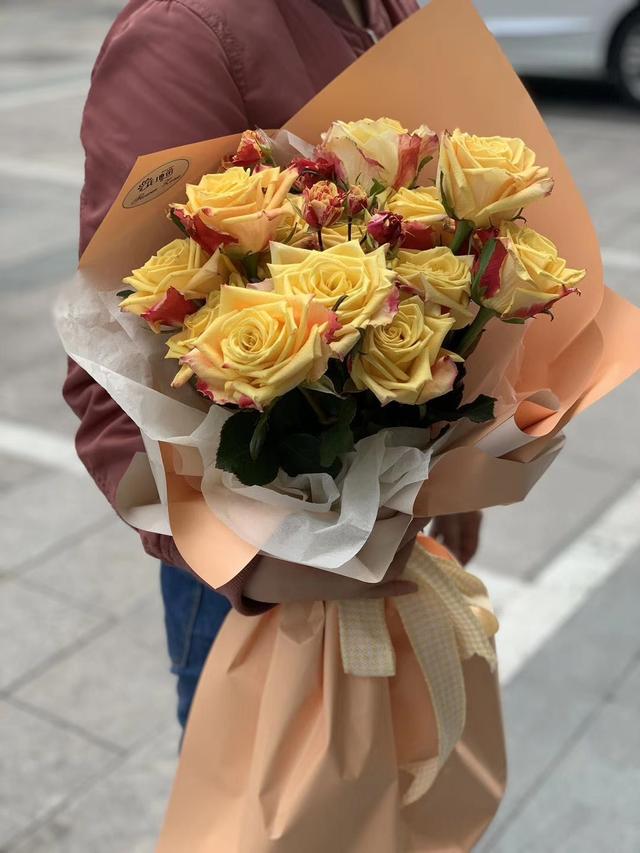 手工花束包装纸折法,纸包花束教程图解
