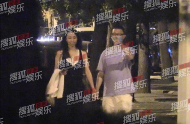 孫紅雷和妻子的感情有多好？兩人深夜散步十指緊扣，活成模範夫妻 娛樂八卦吃瓜 第2张