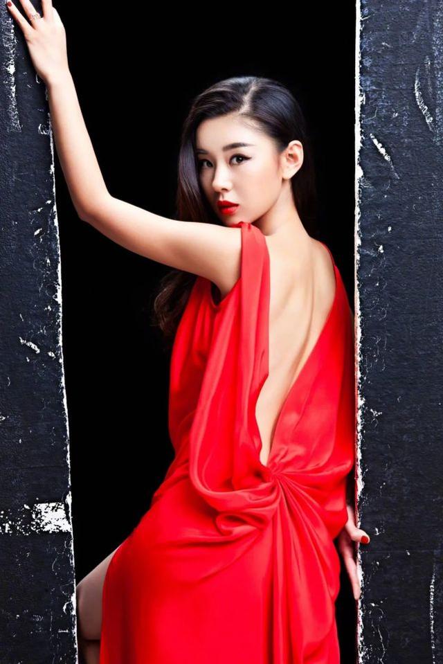 35歲李小萌太吸睛！穿露背裙靠十幾根「鞋帶」綁，盡顯性感女人味 娛樂八卦吃瓜 第5张