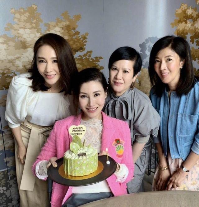 高顏值李嘉欣太自信！曬本人素顏自拍照，網友：史上最丑的一張 娛樂八卦吃瓜 第6张