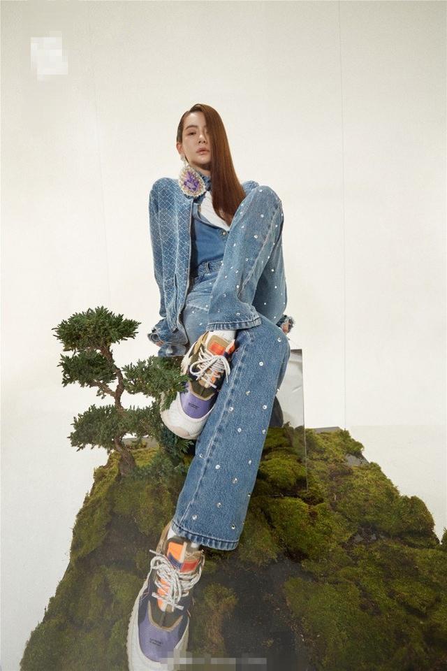 戚薇時尚造型讓人大跌眼鏡！畫「蜘蛛眼」妝容，妖氣浮誇太另類 娛樂八卦吃瓜 第6张
