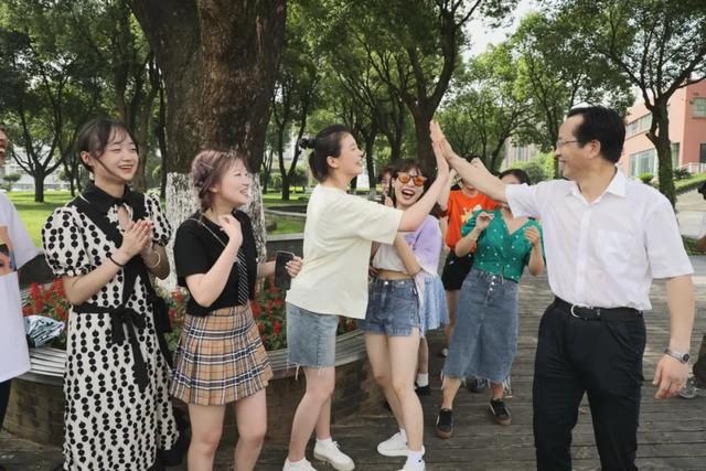 毕业季送喜欢的女生什么礼物,送给女生的毕业礼物推荐