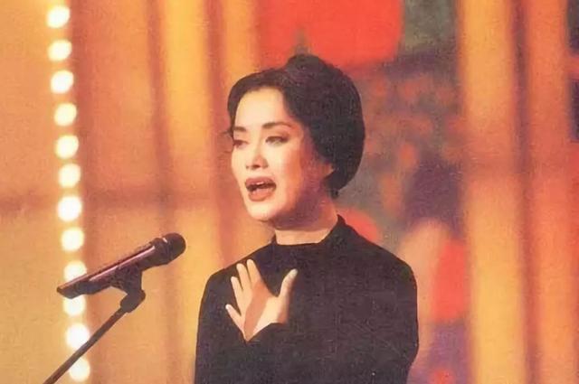 曾打敗韋唯毛阿敏，破產被親弟打成腦震盪，63歲歌後做保姆養女兒 娛樂八卦吃瓜 第5张