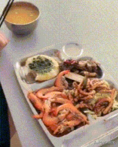 「小姐姐穿的靴子這麼嚴實，捂一天什麼味道？」哈哈哈 搞笑整蠱 第17张