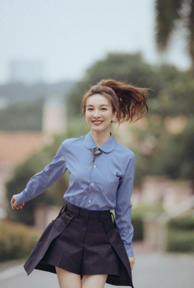 吳昕寫真大片曝光！身穿藍色襯衫搭短褲，元氣滿滿太像女大學生 娛樂八卦吃瓜 第1张
