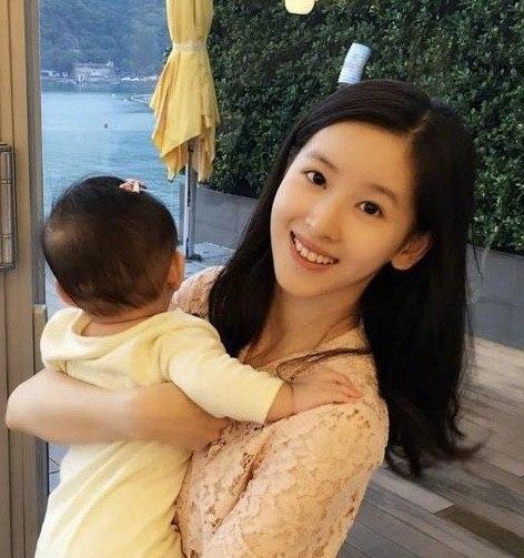 劉強東嬌妻章澤天現身！穿針織衫配牛仔褲腰部纖細，身材太過吸睛 娛樂八卦吃瓜 第7张