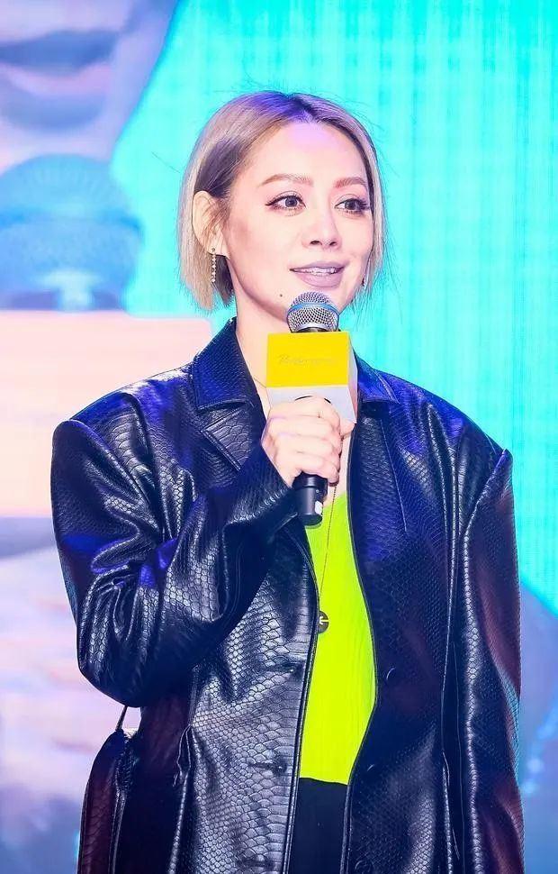寧靜霸氣走機場，疊穿西裝褲腳飛揚超自信，真給70後女明星爭氣 娛樂八卦吃瓜 第7张