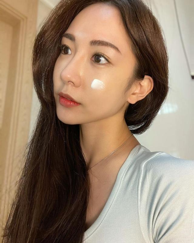 「顏殺」甜美女教練，40歲了皮膚緊致，身材完美，是怎麼做到的 街拍正妹 第2张