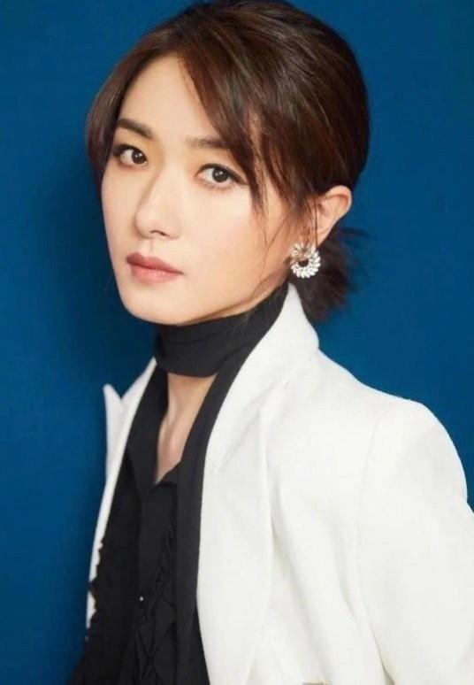 萬茜大展「側顏殺」！精緻面龐加一頭秀發，文藝優雅氣質盡顯而出 娛樂八卦吃瓜 第3张