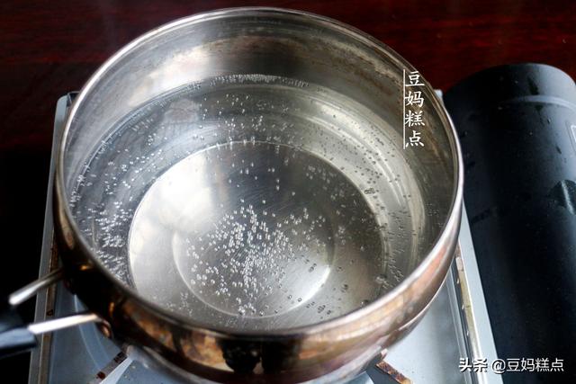 學86歲奶奶做拿手小吃，炸糖糕，1個碗1個勺，簡單實用還不會出錯 熱愛美食 第6张