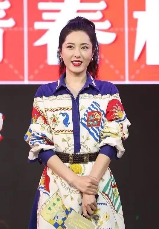 殷桃曾黎張歆藝同框出席活動，張歆藝剪短發二姐變二爺，殷桃胖了 娛樂八卦吃瓜 第5张