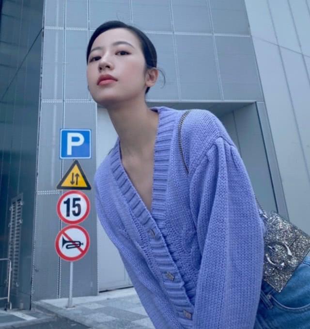 周雨彤私服穿搭太個性！帥氣甜美不同風格完美駕馭，有顏任真任性 娛樂八卦吃瓜 第11张