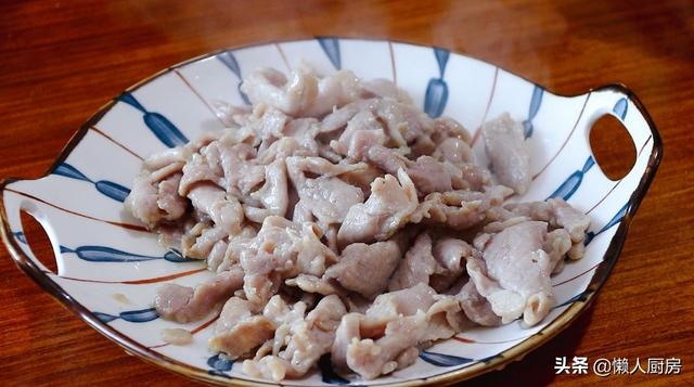 這是快手家常菜絲瓜炒肉片，豬肉這樣上漿，吃著嫩滑 熱愛美食 第12张