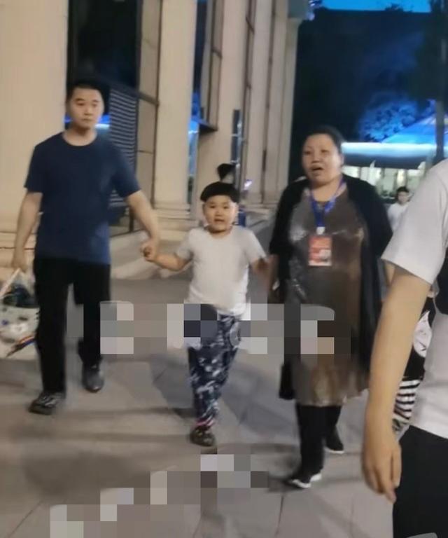 郭德綱老婆王惠人氣不低，出街有粉絲跟拍，德雲社老闆娘卻沒架子 娛樂八卦吃瓜 第8张