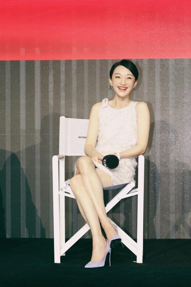 47歲周迅生圖太能打！穿純白長裙出席活動甜美又元氣，風韻猶存 娛樂八卦吃瓜 第2张