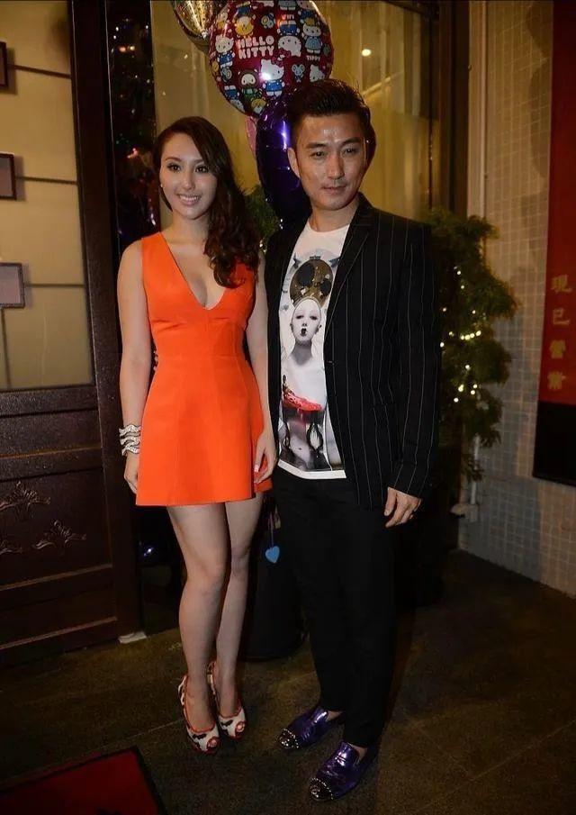 賭王三太女兒膽子真大！穿金肚兜裙秀性感，大露背難掩豐滿身材 娛樂八卦吃瓜 第8张