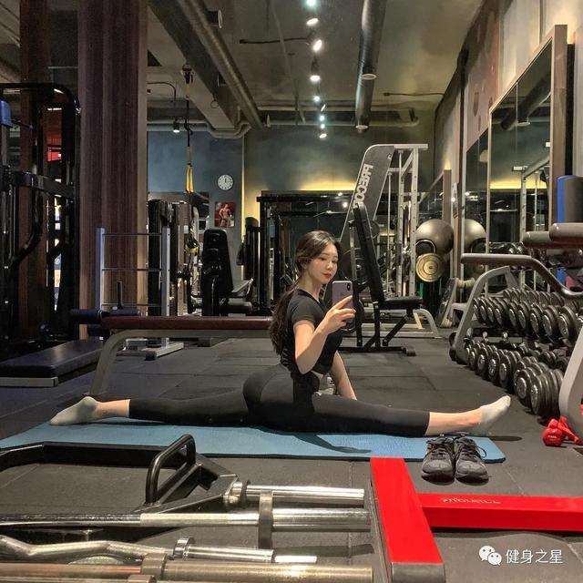 韓國小姐姐酷愛瑜伽，走到哪練到哪，這身材真是玲瓏有致啊 健身減肥達人 第7张