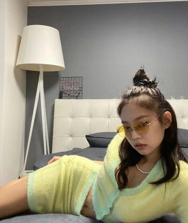 jennie自拍太養眼！親身示範「富家女穿搭風」，時髦中又不失貴氣 娛樂八卦吃瓜 第3张