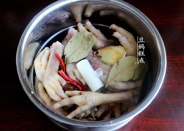 愛吃雞爪的別錯過！電飯煲簡單一燜，孩子都得搶著吃 熱愛美食 第7张