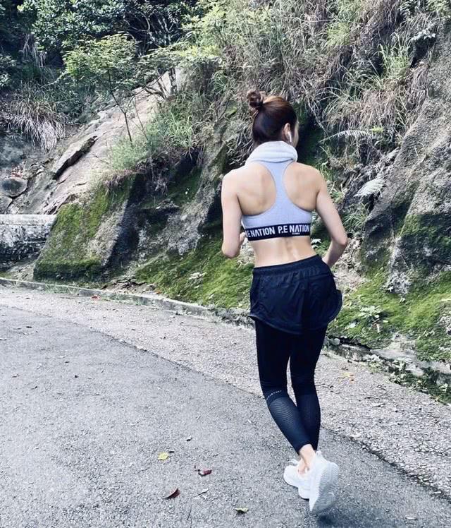 黎姿曬運動背影照片，穿短背心配高腰健身褲，一身肌肉哪像49歲？ 娛樂八卦吃瓜 第2张