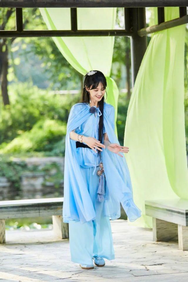 「楚雨蕁」鄭爽太會穿！姜黃色工裝風套裝顯露長腿，甜酷造型給力 娛樂八卦吃瓜 第2张
