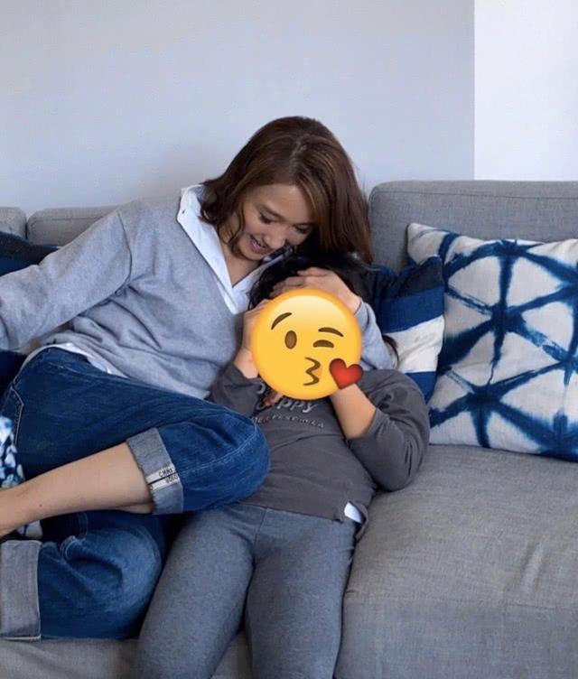 黎姿兒童節曬仨女兒近照，女兒們各個調皮，六一活動變爬樹比賽 娛樂八卦吃瓜 第5张