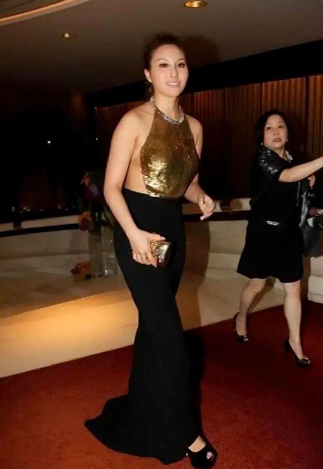 賭王三太女兒膽子真大！穿金肚兜裙秀性感，大露背難掩豐滿身材 娛樂八卦吃瓜 第3张
