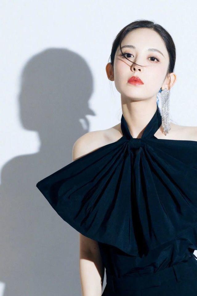 古力娜扎真敢穿！穿「肚兜」連體褲秀個性，胸口超大蝴蝶結太搶鏡 娛樂八卦吃瓜 第4张