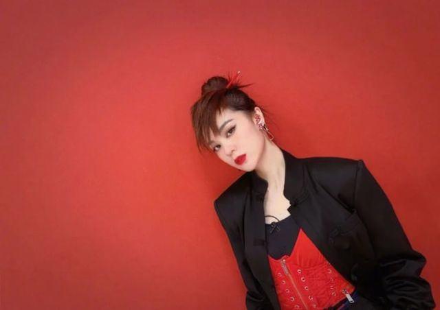 郁可唯膽子真大！首次公演cos羊駝太帥氣，中國風造型真像女俠 娛樂八卦吃瓜 第6张