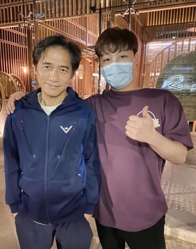 59歲梁朝偉衰老像70歲！近照滿臉皺紋太滄桑，和妻子像隔代人 娛樂八卦吃瓜 第1张