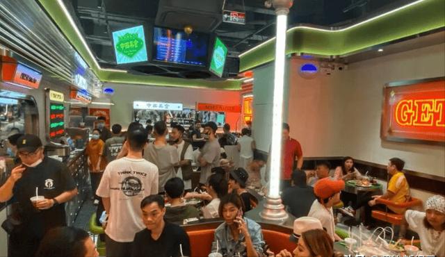 一碗麵賣50元貴嗎？陳小春面館開業，排隊一兩個小時也有人等 娛樂八卦吃瓜 第4张
