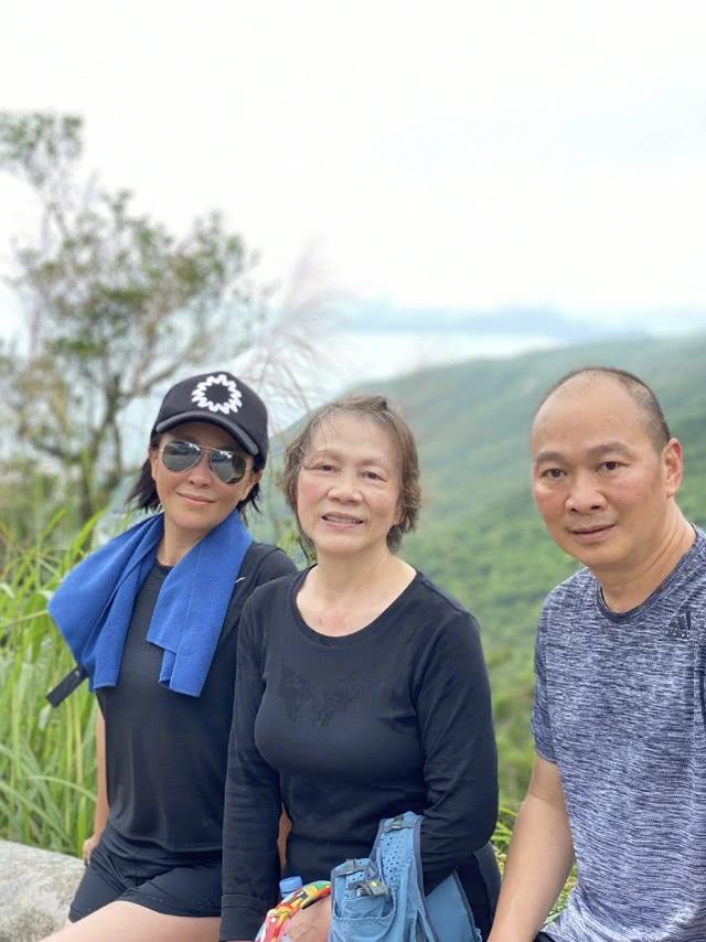 劉嘉玲曬近照，穿波點連衣裙搭配西裝外套，大氣造型展現復古美 娛樂八卦吃瓜 第5张