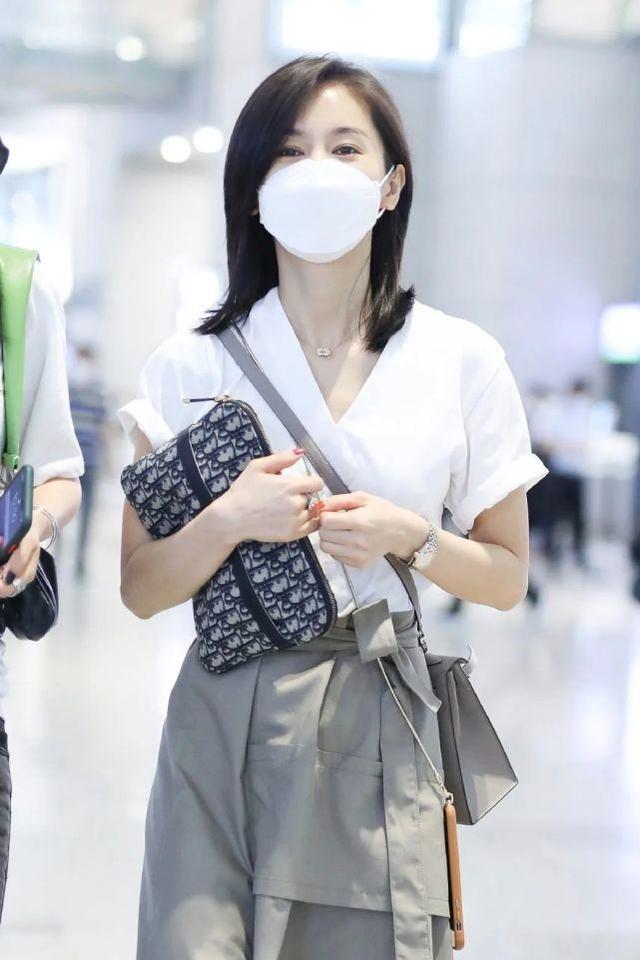 王子文現身機場！白色T恤配開叉裙隨性優雅，裹著圍巾太顯個性 娛樂八卦吃瓜 第1张