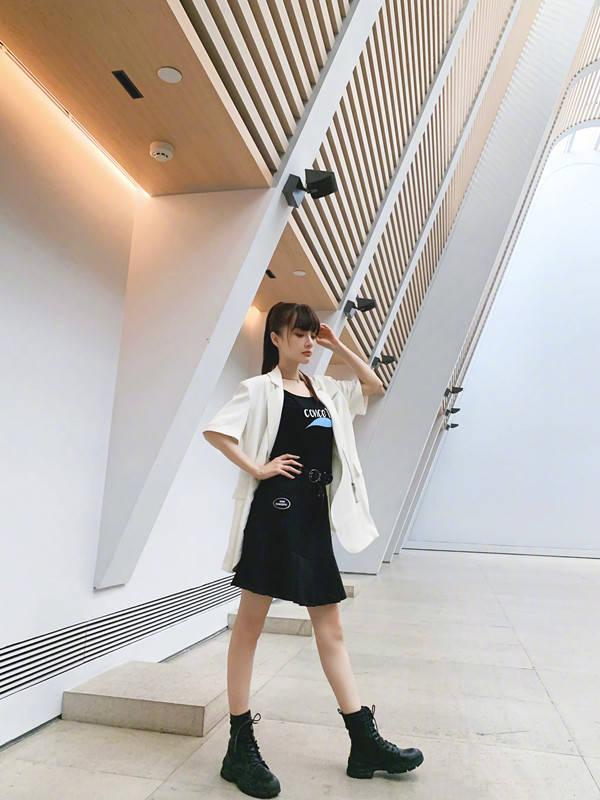 李小璐陪甜馨打羽毛球，身穿白色T恤搭運動短褲，身材苗條像少女 娛樂八卦吃瓜 第7张