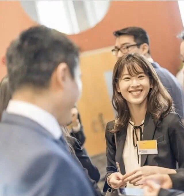 劉強東老婆章澤天還是學霸？和劍橋同學合影太出眾，笑容甜美治癒 娛樂八卦吃瓜 第5张
