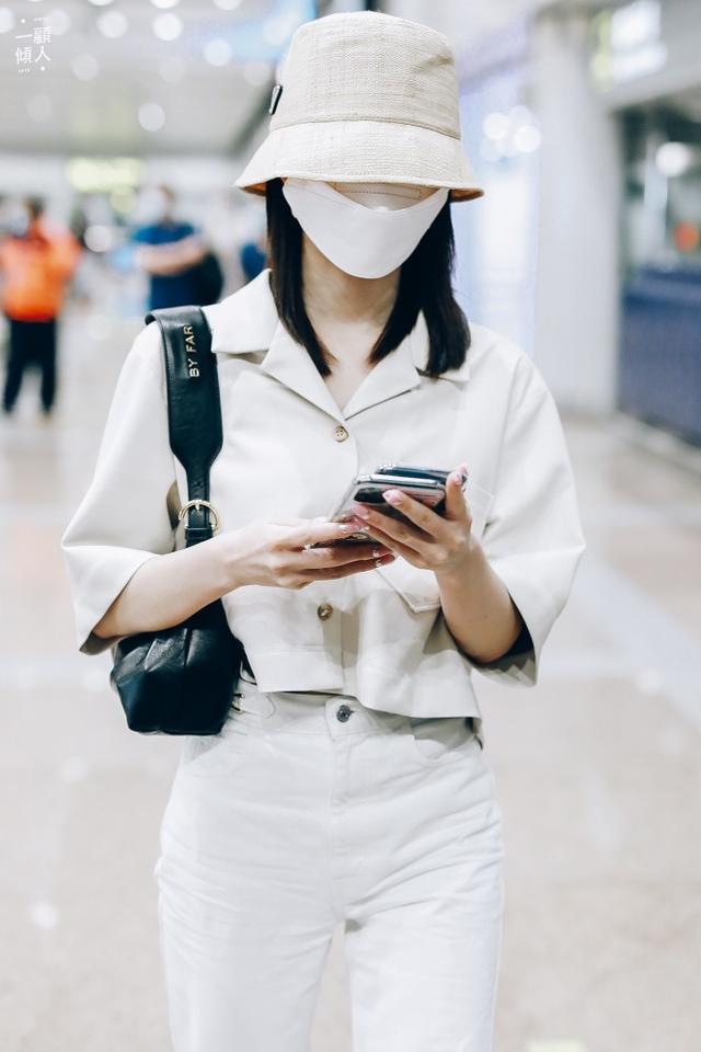 孟美岐私服照簡約大氣！漁夫帽搭配黑色涼鞋，清爽隨性更顯氣質 娛樂八卦吃瓜 第5张