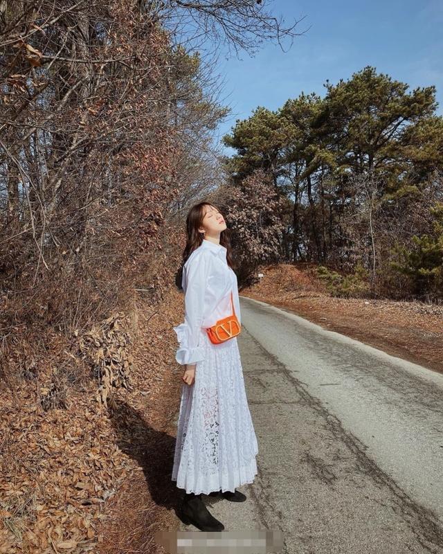 李聖經分享日常穿搭，牛仔褲配黑吊帶，鞋帶綁腿上顯露大長腿 娛樂八卦吃瓜 第9张